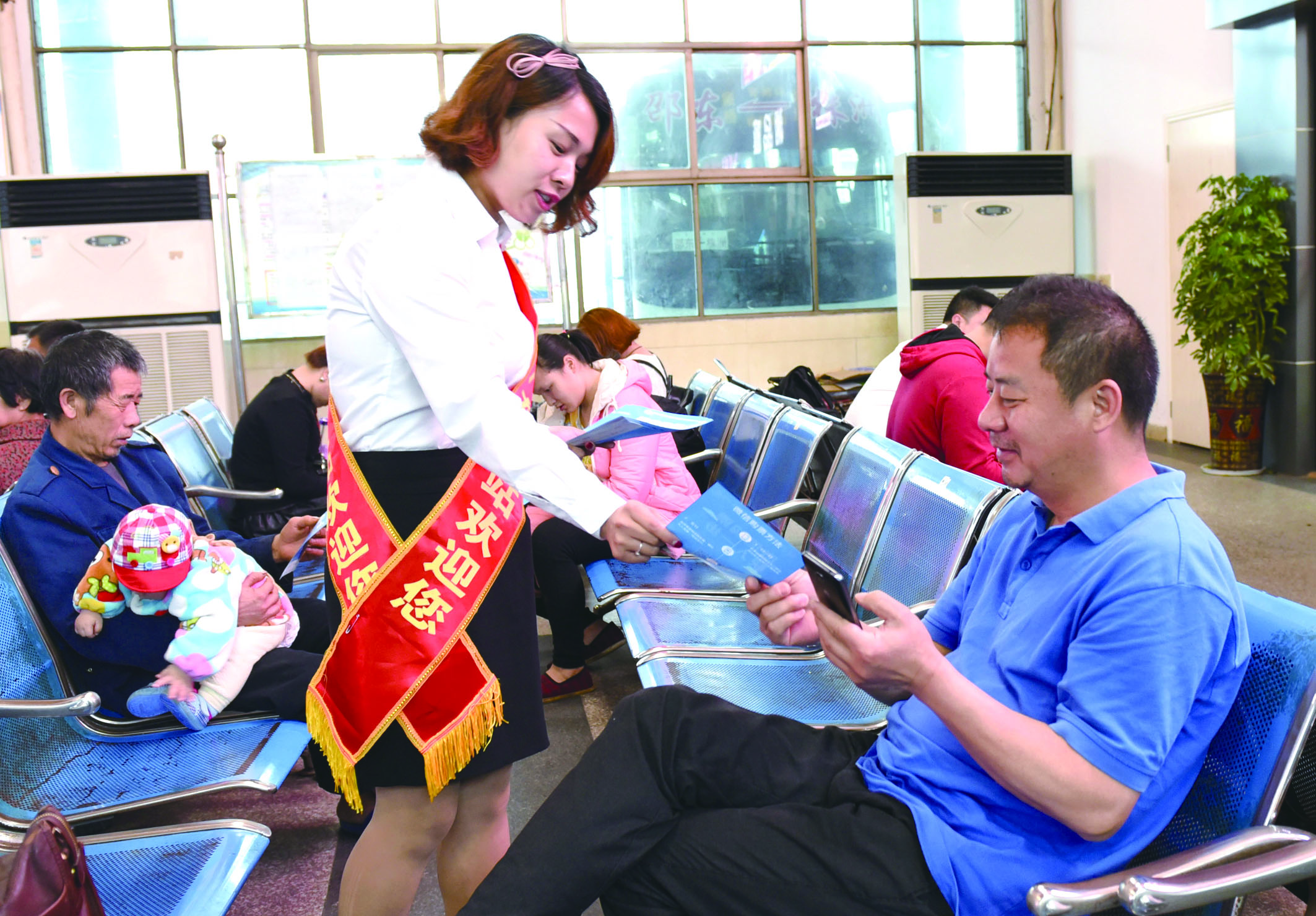 4月21日，邵東汽車西站工作人員在向旅客推介互聯網+站+車+客平臺的推廣應用與購票實名制宣傳。