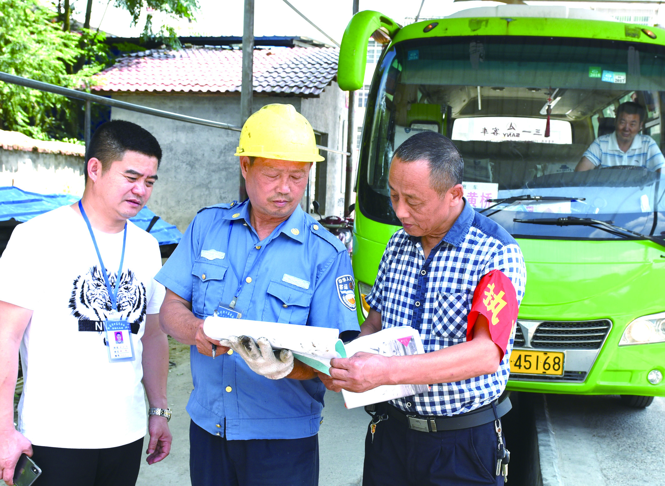 7月10日，洞口縣黃橋鎮副鎮長謝揚標（右）在黃橋汽車站檢查營運客車安全檢查情況。近段時間以來，黃橋汽車站全面排查交通安全等方面存在的安全隱患，并及時予以整改到位，做到防患于未然，確保安全生產工作萬無一失。據了解，今年上半年已消除交通安全隱患10余起。  李祖冠    攝影報道 