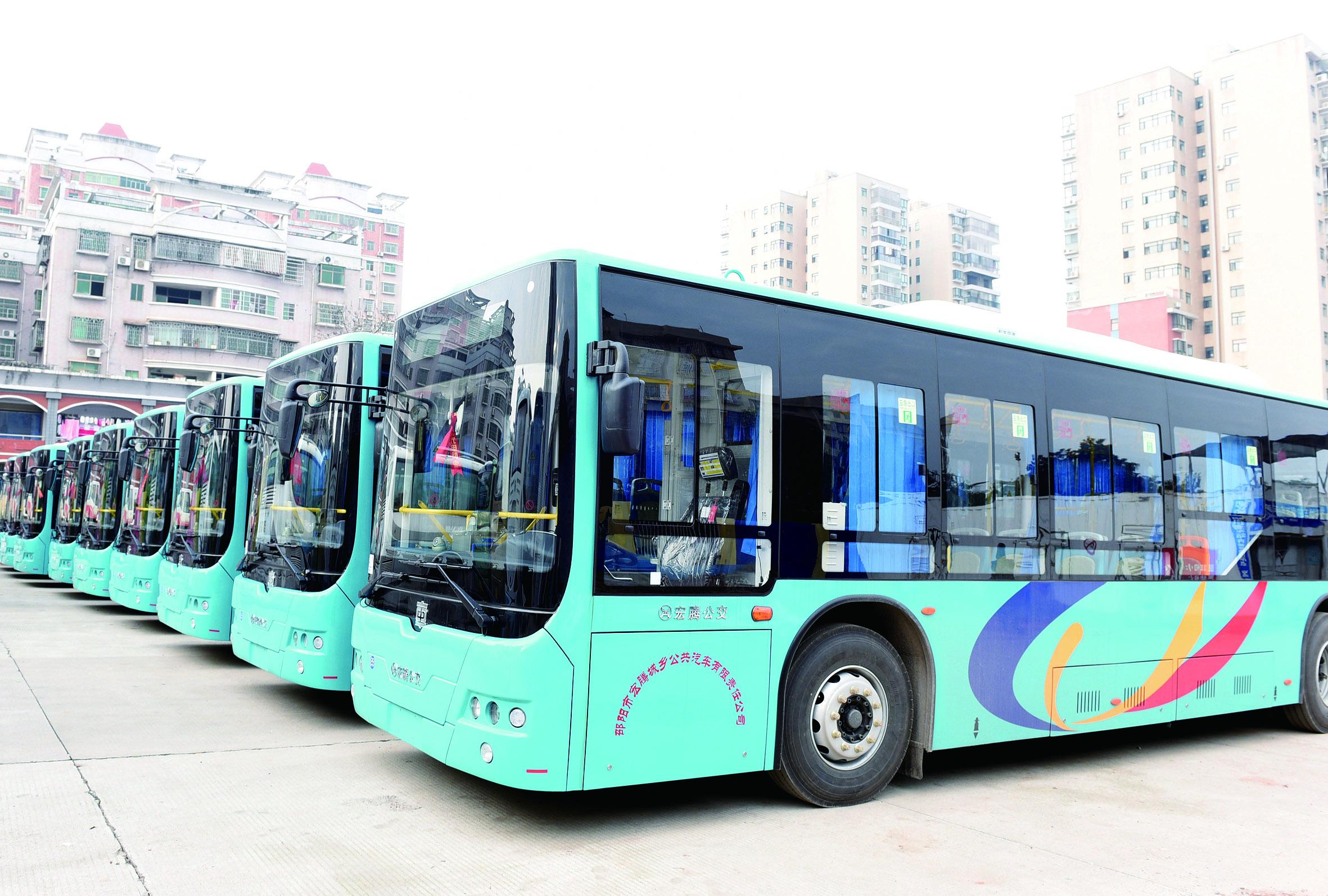 2月26日，筆者在宏騰城鄉(xiāng)公共汽車公司偌大的停車坪見到，其30輛公交車輛成一字型排列整裝待發(fā)。