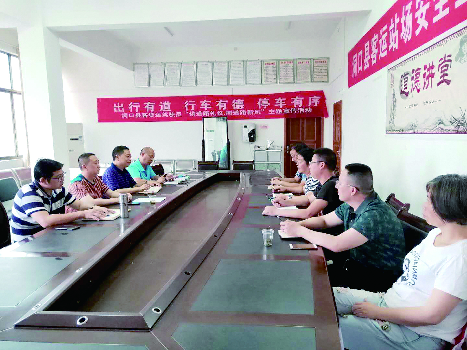 6月12日至13日，集團(tuán)公司董事、副總經(jīng)理唐新宇率辦公室、房產(chǎn)基建、企管部門(mén)負(fù)責(zé)人深入分公司就門(mén)面合同等事項(xiàng)進(jìn)行核查和清理，并對(duì)門(mén)面經(jīng)營(yíng)狀況調(diào)研。據(jù)悉，兩天時(shí)間核對(duì)門(mén)面合同144份。 ? 為切實(shí)加強(qiáng)企業(yè)內(nèi)部管理，集團(tuán)公司決定對(duì)全司門(mén)面管理開(kāi)展清理，成立集團(tuán)公司門(mén)面清理領(lǐng)導(dǎo)小組以抓好此項(xiàng)工作。圖為唐新宇（左二）在洞口客運(yùn)分公司部署相關(guān)工作。 祖冠 攝影報(bào)道