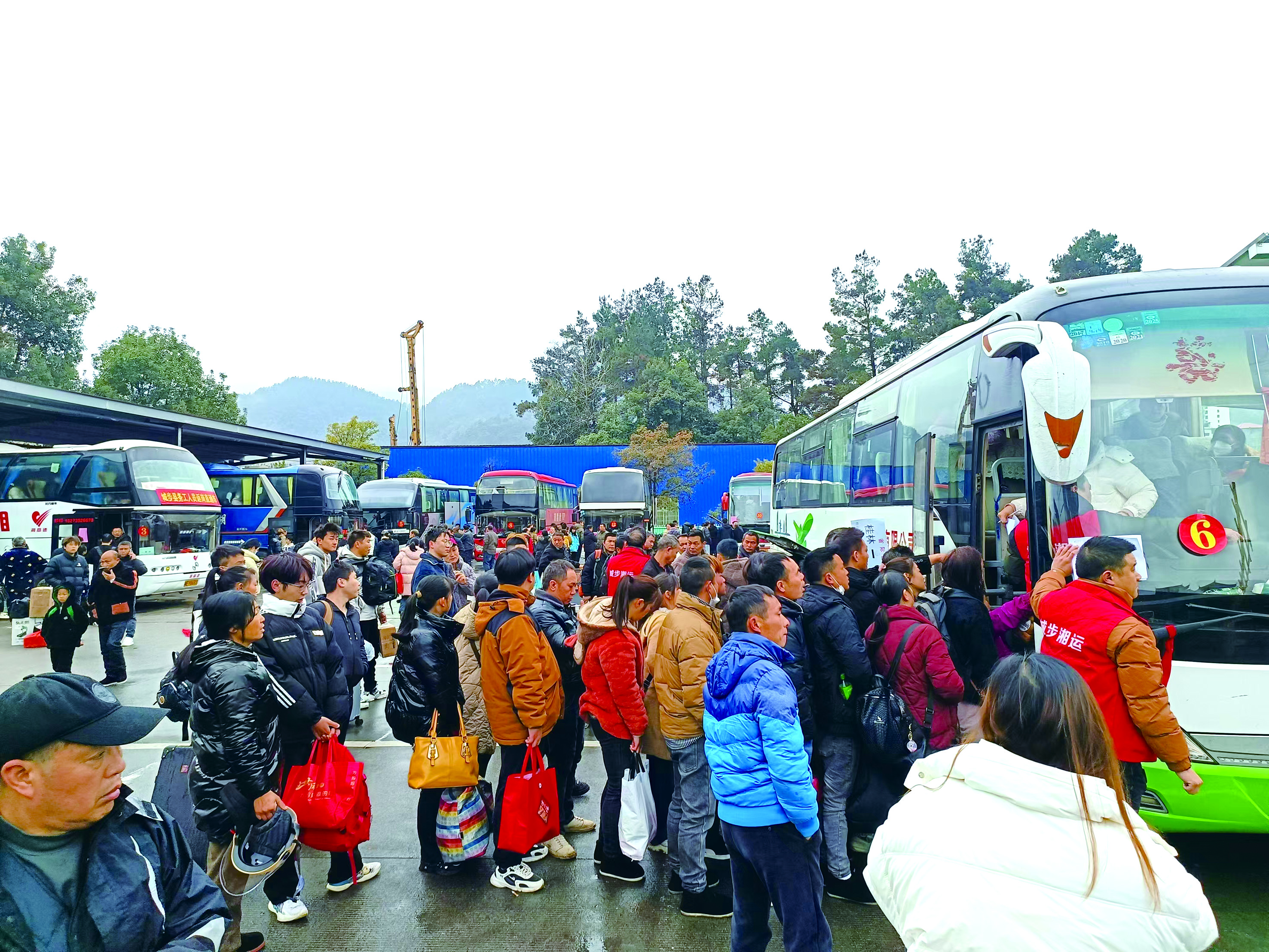 城步開行務工人員返鄉返崗免費直通車 （方剛 李高雄報道）